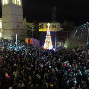image-318074 kozan.gr: Στις 5 Δεκεμβρίου, χωρίς κόσμο, η φωταγώγηση του Χριστουγεννιάτικου δέντρου στην κεντρική πλατεία της Κοζάνης – Διαδικτυακές εκδηλώσεις μέχρι και την Πρωτοχρονιά, με αφιερώματα, θεατρικές παραστάσεις, παραμύθια κ.α.
