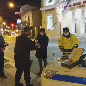 image-323339 kozan.gr: Αστυνομικοί της Διεύθυνσης Αστυνομίας Κοζάνης, αντάλλαξαν ευχές κι έκοψαν την πρωτοχρονιάτικη πίτα στο κέντρο της Κοζάνης (Βίντεο)