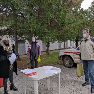 image-320402 Κορωνοϊός: O Δήμος Κοζάνης διανέμει τις νέες μάσκες προστασίας στους διευθυντές των σχολείων