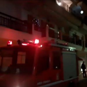 image-321221 kozan.gr: Πτολεμαΐδα: Κλήση για φωτιά σε σοφίτα τετραώροφης οικοδομής επί της οδού Κυδωνίων (Φωτογραφίες & Βίντεο)