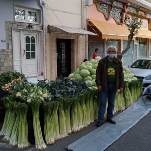 image-321559 kozan.gr: Ν. Κουρτίδης για αναστολή λειτουργίας λαϊκής αγοράς Κοζάνης: “Πάθαμε ολική καταστροφή. Περίπου στις 300.000 με 400.000 ευρώ εμπόρευμα, δεν ξέρουμε που θα πάει και τι θα το κάνουμε. Αυτά τα προϊόντα 7 μέρες δεν αντέχουν. Τελευταία ώρα που ξεφορτώσαμε και στήσαμε τους πάγκους μας, μας ενημέρωσαν ότι δεν θα γίνει λαϊκή. Κάνουμε έκκληση να μας αποζημιώσουν. Αυτοί οι άνθρωποι θα κάνουν όλοι μαύρα Χριστούγεννα” (Ηχητικό)