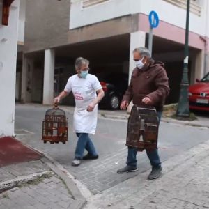 image-322063 kozan.gr: Ο γνωστός φούρναρης της Κοζάνης Γ. Σιδέρης βρήκε τη λύση για όσους επιθυμούν να βγουν έξω και δεν έχουν σκύλο αλλά διαθέτουν πουλιά (Βίντεο)
