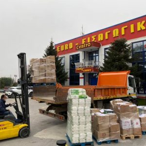 image-322357 Πτολεμαΐδα: To S/M CENTRO CASH AND CARRY προσέφερε 100 δέματα με είδη πρώτης ανάγκης και καθαριότητας με σκοπό να διατεθούν σε συμπολίτες μας που αντιμετωπίζουν σοβαρό οικονομικό πρόβλημα