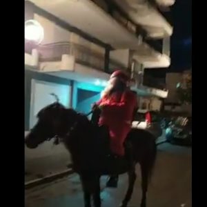 image-323307 kozan.gr: Πτολεμαίδα: Άγιος Βασίλης πάνω σε άλογο (Βίντεο)