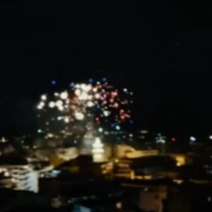 image-323350 kozan.gr: Δύο βίντεο με πανοραμική θέα και των τριών σημείων της Κοζάνης από τα οποία τα πυροτεχνήματα “φώτισαν” τον ουρανό της πόλης (Βίντεο)