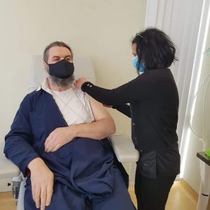 image-323831 kozan.gr: Πτολεμαίδα: Εμβολιάστηκε κατά του κορωνοϊού ο π. Αθανάσιος Καμπούρης, στέλνοντας και τα δικά του μηνύματα: “Επιτέλους ανοσία στην ανοησία “(Bίντεο & Φωτογραφίες)