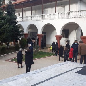 image-323937 kozan.gr: Ώρα 09:20 π.μ.: Εικόνες από τον Ι.Ν. Αγίας Τριάδος Πτολεμαΐδας και την παραλαβή, του αγιασμού, από τους πιστούς, με αφορμή τον εορτασμό των Θεοφανίων (Βίντεο & Φωτογραφίες)