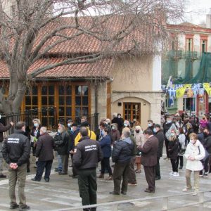 image-323951 kozan.gr: Δυο – δυο εισέρχονταν, οι πιστοί, στον προαύλιο χώρο του Ι.Μ.Ν. Αγ. Νικολάου Κοζάνης για να παραλάβουν τον αγιασμό, με αφορμή τον εορτασμό των Θεοφανίων (Βίντεο & Φωτογραφίες)