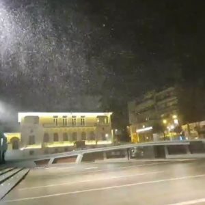 image-325371 kozan.gr: Ώρα 22.00: Ξεκίνησε η χιονόπτωση στη πόλη της Κοζάνης (Βίντεο)