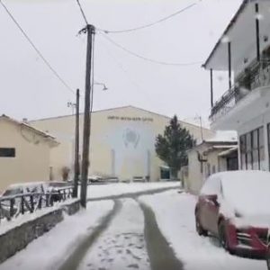 image-325757 kozan.gr: Ώρα 11:10 π.μ.: Ο ιδιοκτήτης του Ράδιο Σιάτιστα 95.7 FM, Θ. Πεσνικάς, μας μεταφέρει υπέροχες κατάλευκες εικόνες από τους δρόμους και τα σοκάκια της Σιάτιστας (Βίντεο 9′)