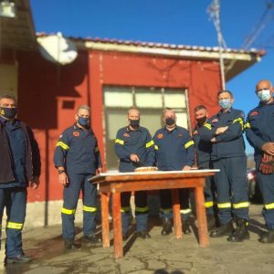 image-326377 Κοπη πίτας στο Πυροσβεστικό Κλιμάκιο Σερβίων, παρουσια του Διοικητή Π.Υ. Δυτικής Μακεδονίας Ιωάννη Ράπτη και του Διοικητή Π.Υ. Ν. Κοζάνης Κωνσταντίνου Ασαλουμιδη