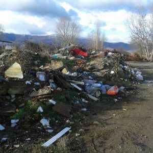 image-326935 Καταγγελία αναγνώστη στο kozan.gr: Ασυνείδητοι πετούν μπάζα, σκουπίδια και διάφορα άλλα στο χώρο των τεχνικών υπηρεσιών του Δήμου Εορδαίας, στο δρόμο για την Ασβεστόπετρα (Φωτογραφίες)