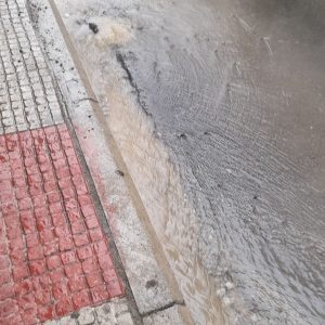 image-327156 Kοζάνη: Φωτογραφίες αναγνώστη του kozan.gr από το δρόμο στην οδό Πλατεία Αυλιώτη με τους υδρατμούς να αναδύονται από το οδόστρωμα που δείχνουν πιθανό πρόβλημα της τηλεθέρμανσης