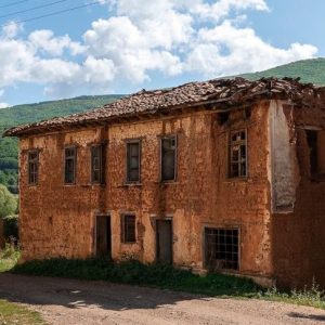 image-327305 Τα πλινθόκτιστα χωριά της Καστοριάς που ερήμωσαν και έγιναν κινηματογραφικό σκηνικό. Εκεί συγκρούστηκαν οι Μακεδονομάχοι με τους Κομιτατζήδες και σκοτώθηκε ο Παύλος Μελάς…