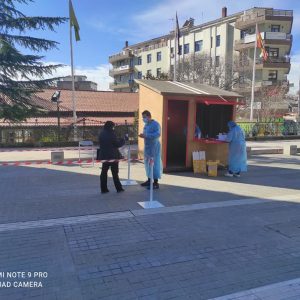 image-328888 Σε εξέλιξη βρίσκεται η διαδικασία των rapid tests από τις Κινητές Μονάδες Υγείας της Π.Ε. Κοζάνης (ΚΟΜΥ-ΕΟΔΥ) στην κεντρική πλατεία της πόλης.