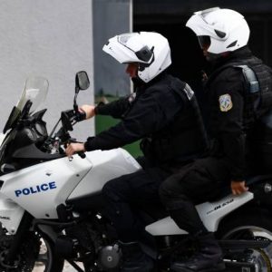 image-329074 Σύλληψη ανήλικου στην Πτολεμαΐδα – Αφαίρεσε από από εξωτερικό χώρο οικίας ένα ποδήλατο & διέρρηξε με αιχμηρό αντικείμενο 2 Ι.Χ.Ε. αυτοκίνητα