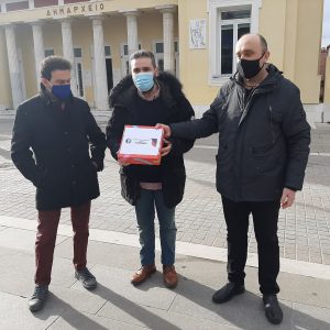 image-329856 Σε μια συμβολική δράση οι επαγγελματίες της εστίασης παρέδωσαν τα κλειδιά των καταστημάτων τους στο Δημαρχείο Κοζάνης (Βίντεο)
