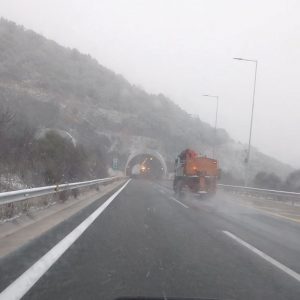 image-330355 kozan.gr: Ώρα 12.30: Χιονόπτωση στην Εγνατία οδό στο δρόμο Κοζάνης – Βέροιας, μετά τα διόδια Πολυμύλου (Φωτογραφίες)