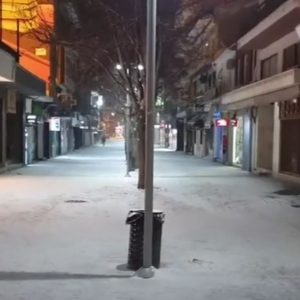 image-330418 kozan.gr: Ώρα 21:05: Ένα, μικρής διάρκειας, βίντεο από την άδεια κατάλευκη/ο κεντρική πλατεία – πεζόδρομο της Κοζάνης