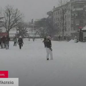 image-330602 Όμορφες εικόνες από την Rec Productions, από την κεντρική πλατεία Κοζάνης, με τα παιδιά να παίζουν με το χιόνι (Βίντεο)