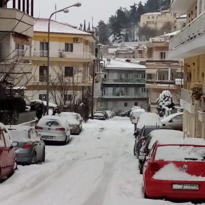 image-330624 kozan.gr: Κοζάνη: Παράπονα αναγνώστριας: “Η θερμοκρασία πέφτει και τα στενά παραμένουν με αρκετό χιόνι – Αν παγώσει το χιόνι μετά δε θα μπορούν να καθαρίσουν” (Φωτογραφίες)