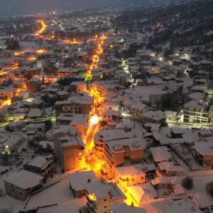 image-330802 Εντυπωσιακές βραδινές φωτογραφίες της πόλης των Σερβίων σε χιονισμένο τοπίο