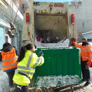 image-331082 Δήμος Γρεβενών: Στο καθήκον οι εργαζόμενοι της Υπηρεσίας Καθαριότητας-Κανονικά η αποκομιδή των απορριμμάτων παρά τα χιόνια και το ψύχος
