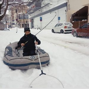 image-331104 Κοζάνη: Βγήκε για «ψάρεμα» στη χιονισμένη Αριστοτέλους (Φωτογραφία)