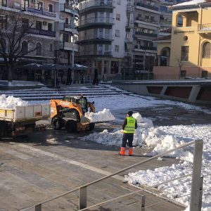 image-331320 kozan.gr: Ώρα 16.30: Απομακρύνθηκε όλο το χιόνι από τον κεντρικό πεζόδρομο της Κοζάνης – Συνεχίζουν τον αποχιονισμό τα συνεργεία του Δήμου Κοζάνης (Φωτογραφίες & Βίντεο)