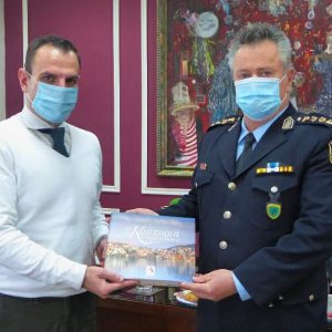 image-331465 Τον νέο Αστυνομικό Διευθυντή της Διεύθυνσης Αστυνομίας Καστοριάς, Θωμά Ζήκα, υποδέχθηκε σήμερα στο Δημαρχείο ο Δήμαρχος Καστοριάς Γιάννης Κορεντσίδης