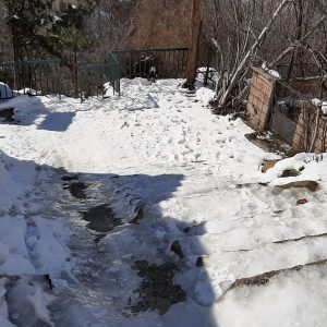 image-331489 kozan.gr: Παράπονο αναγνώστη: Κοζάνη: Περιοχή Σκ’ρκα, οδός Μεταμορφώσεως στο αδιέξοδο. Όχι μόνο δεν πέρασε συνεργείο του Δήμου αλλά ούτε κάγκελα υπάρχουν στα σκαλιά. Πως θα κατέβει ο κόσμος; (Φωτογραφίες)