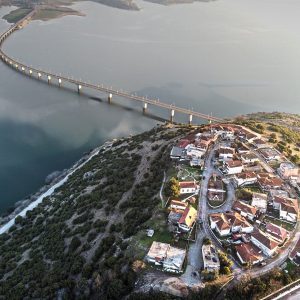 image-332036 kozan.gr: Η εντυπωσιακή φωτογραφία, από drone, με θέα τη Νεράιδα και την Υψηλή Γέφυρα των Σερβίων, όπως την αποτύπωσε ο φωτογραφικός φακός του Ιωάννη Παπαϊωάννου