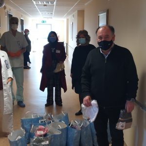 image-332207 H διαδικτυακή εθελοντική ομάδα “Κουβάρια για μικρούς ήρωες” προσέφερε 120 πλεκτούς σκούφους στους ογκολογικούς ασθενείς του Μποδοσάκειου νοσοκομείου Πτολεμαΐδας