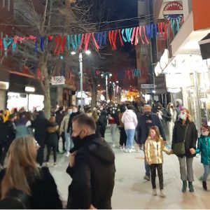 image-333616 kozan.gr: Ώρα 20.00: Εικόνες από το κέντρο της Κοζάνης με την Πανδώρα σε αποκριάτικους μουσικούς ρυθμούς (Βίντεο & Φωτογραφίες)