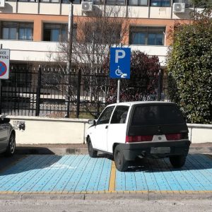 image-333788 Φωτογραφία από αναγνώστη του kozan.gr για το παρκάρισμα με κατάληψη δύο θέσεων ΑμεΑ έξω από το κτήριο της Π.Ε. Κοζάνης