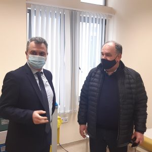 image-334391 kozan.gr: Στο εμβολιαστικό κέντρο (κατά του κορωνοϊού) στο Μποδοσάκειο, βρέθηκε, από νωρίς, το πρωί, της Τετάρτης 10/3, ο Διοικητής της 3ης Υ.ΠΕ. Παναγιώτης Μπογιατζίδης – Περισσότεροι από 13.000 εμβολιασμοί έχουν πραγματοποιηθεί στην Π.Ε. Κοζάνης – 13 ασθενείς νοσηλεύονται στις κλίνες COVID19 του νοσοκομείου και 3 στην ΜΕΘ (Βίντεο)