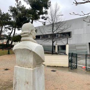 image-335905 Ε. Σημανδράκος (Αντιδήμαρχος Τεχνικών Υπηρεσιών): “Τοποθετήθηκε η προτομή του Ιατροφιλόσοφου Γεωργίου Σακκελαρίου στο Δημοτικό Κήπο απέναντι από την κεντρική είσοδο της Δημοτικής Βιβλιοθήκης”