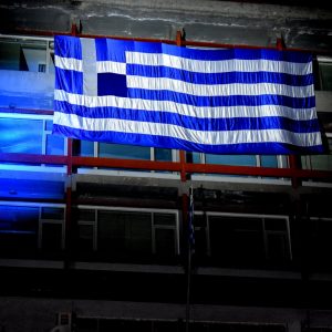 image-336556 Φωταγωγήθηκε η ελληνική σημαία στην πρόσοψη του κτηρίου της Π.Ε. Φλώρινας