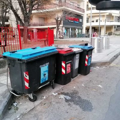 image-337999 Άμεσα αντανακλαστικά από την υπηρεσία καθαριότητας του Δήμου Κοζάνης, μετά το σχόλιο αναγνώστριας του kozan.gr, για την κατάσταση με τα σκουπίδια στην οδό Χαλκιδικής δίπλα στην παιδική χαρά που μόλις ανακαινίσθηκε (Φωτογραφίες)