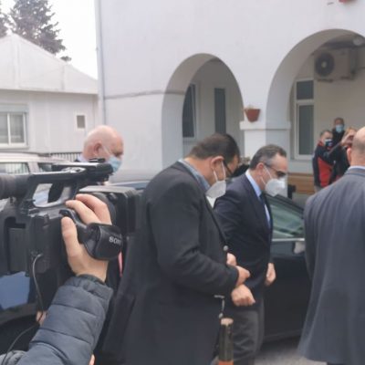 image-338126 kozan.gr: Στο “Μαμάτσειο” έφτασε, πριν από λίγο (14:15), ο αναπληρωτής Υπουργός Υγείας, Βασίλη Κοντοζαμάνης, με αφορμή την “πίεση”, σε ασθενείς Covid19, που δέχεται το νοσοκομείο Κοζάνης και το συντονισμό ενός επιχειρησιακού σχεδίου για την αντιμετώπιση της πανδημίας σε επίπεδο Π.Ε. Κοζάνης(Bίντεο)