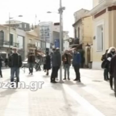 image-339118 kozan.gr: 10:50 π.μ.: Oι πρώτες εικόνες από τη σημερινή παράσταση διαμαρτυρίας των εμπόρων και των επιχειρηματιών στο Δημαρχείο Κοζάνης για το κλειστό λιανεμπόριο (Βίντεο & Φωτογραφίες)