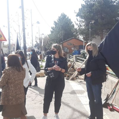 image-339125 kozan.gr: Ώρα 11:00 π.μ.: Στο δημαρχείο Εορδαίας, με μαύρες σημαίες, έμποροι και των επιχειρηματίες διαμαρτύρονται για το κλειστό λιανεμπόριο (Βίντεο & Φωτογραφίες)