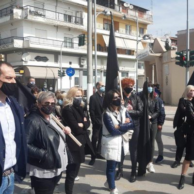 image-339151 kozan.gr: Πτολεμαίδα: Ψήφισμα στο Δήμαρχο Εορδαίας Π. Πλακεντά παρέδωσαν οι επιχειρηματίες που διαμαρτύρονται για το κλειστό λιανεμπόριο – Συγκεντρώθηκαν με μαύρες σημαίες (Βίντεο & Φωτογραφίες)