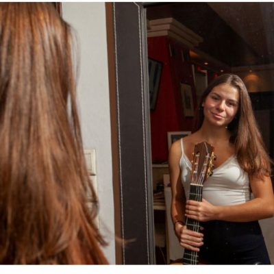 image-339818 «Νίκησε αποστάσεις»: 17χρονη από Πρέσπες «μαγεύει» με ήχους κιθάρας και κερδίζει διακρίσεις – Το όνειρο της Ιωάννας είναι να συνεχίσει τις μουσικές της σπουδές σε πανεπιστήμιο στη Γερμανία καθώς πιστεύει ότι εκεί θα έχει μια διαφορετική εξέλιξη στην κιθάρα