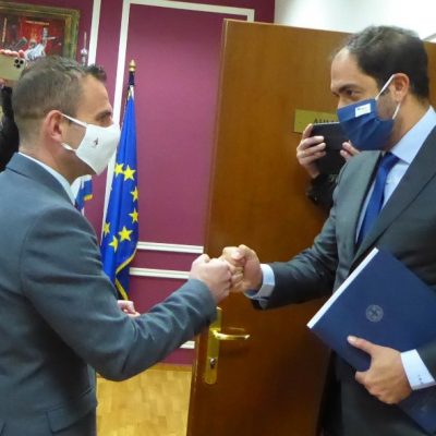 image-340193 Τον Υφυπουργό Υποδομών και Μεταφορών, κ. Γιάννη Κεφαλογιάννη, υποδέχθηκε σήμερα στο Δημαρχείο, ο Δήμαρχος Καστοριάς, Γιάννης Κορεντσίδης