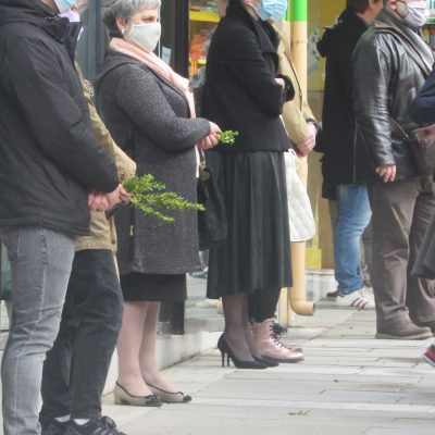 image-341158 kozan.gr: Πιστοί έλαβαν τα βάγια περιμένοντας έξω από τον Ι.Μ.Ν. Αγ. Νικολάου Κοζάνης (Βίντεο)