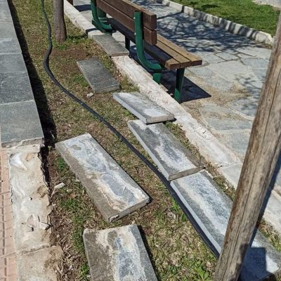 image-341272 Απορία αναγνώστη στο kozan.gr: Tα πεζούλια στο μικρό παρκάκι πίσω από την Παναγία Φανερωμένη