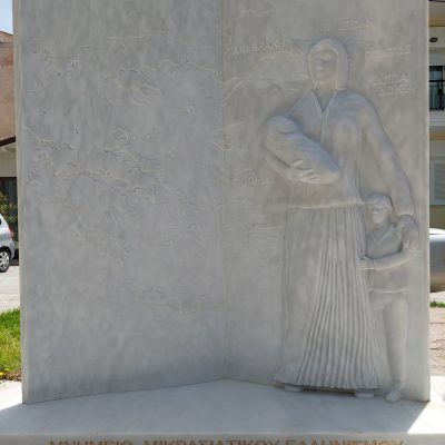 image-341541 Στην πλατεία «Μικράς Ασίας», όπου πρόσφατα ανεγέρθηκε το ομώνυμο μνημείο, βρέθηκε ο δήμαρχος Κοζάνης, Λάζαρος Μαλούτας, το μεσημέρι της Μ. Τρίτης 27 Απριλίου