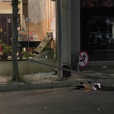 image-341819 Κοζάνη: Αυτοκίνητο παρέσυρε πινακίδες σήμανσης και τον κάδο έξω από το Αμορινο, σπάζοντας και τη βιτρίνα (Φωτογραφία)