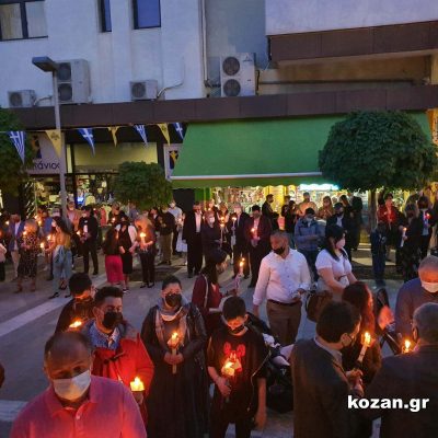 image-341906 kozan.gr: Η Ακολουθία της Αναστάσεως στον αύλειο χώρο του Ι.Μ.Ν. Αγ. Νικολάου Κοζάνης – Τo Xριστός Ανέστη και το τσούγκρισμα των αβγών (Βίντεο & Φωτογραφίες)